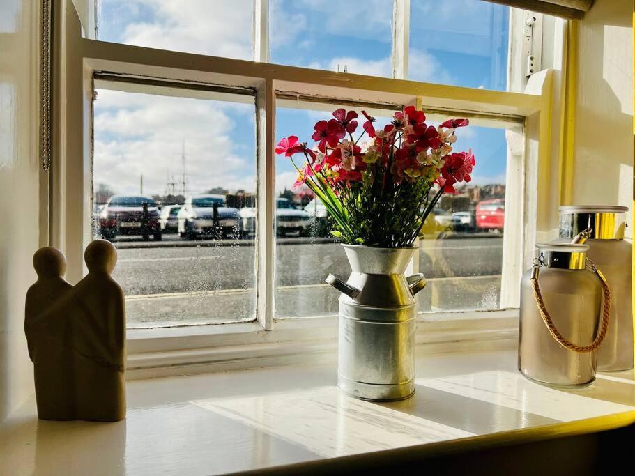 Swordfish Cottage **Next To The Harbour** Whitby Exterior photo